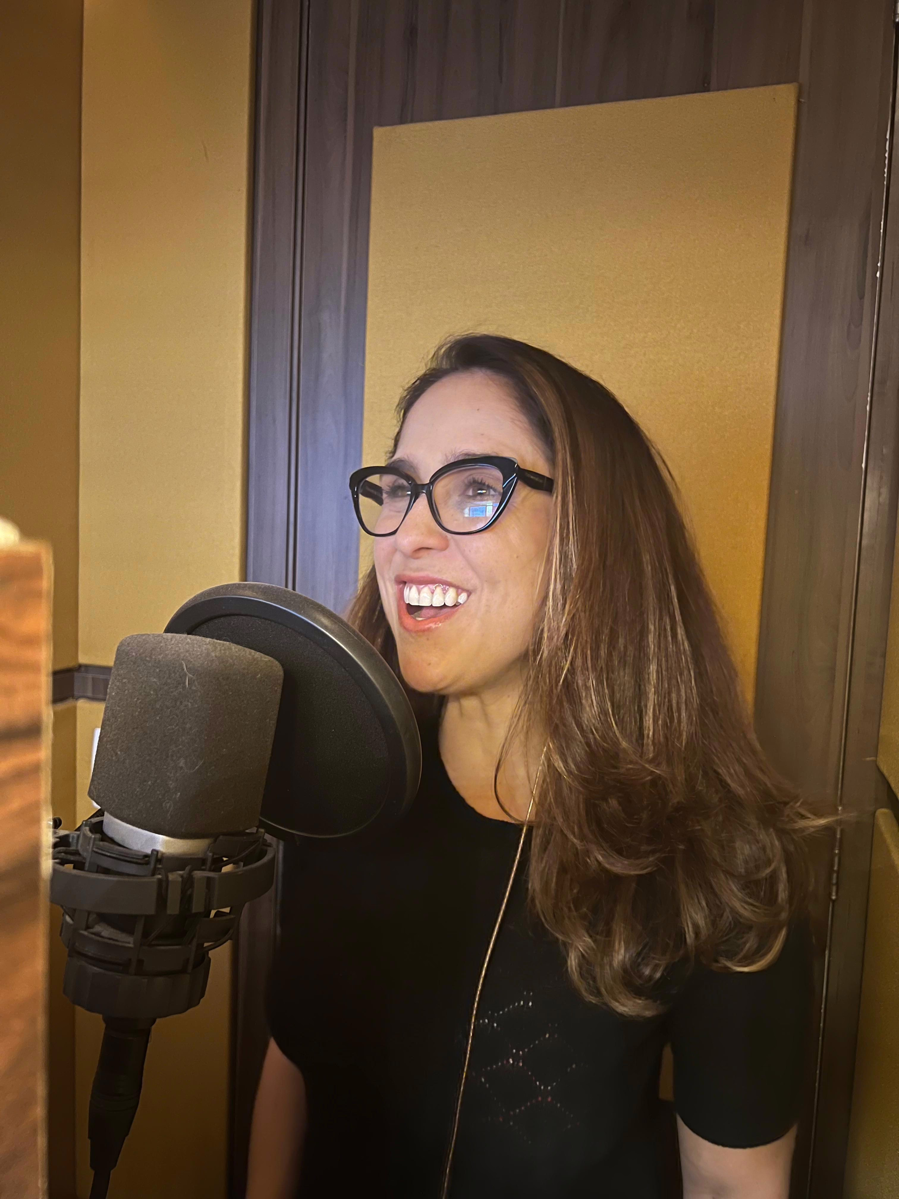 Fernanda Baronne dá voz a Nicole Scherzinger na versão brasileira do reality Montando a Banda, recém-lançado na Netflix
